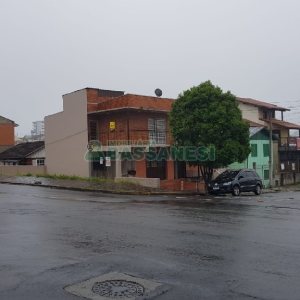 Casa com 372m², 3 dormitórios, 2 vagas, no bairro Salgado Filho em Caxias do Sul para Comprar