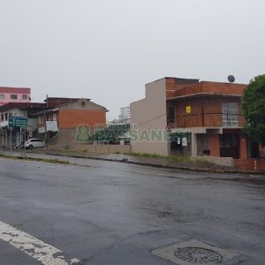 Casa com 372m², 3 dormitórios, 2 vagas, no bairro Salgado Filho em Caxias do Sul para Comprar