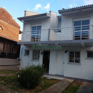 Sobrado com 57m², 2 dormitórios, 1 vaga, no bairro Santa Lúcia em Caxias do Sul para Comprar