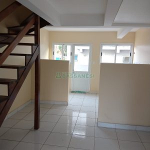 Sobrado com 57m², 2 dormitórios, 1 vaga, no bairro Santa Lúcia em Caxias do Sul para Comprar