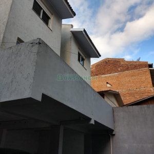 Sobrado com 57m², 2 dormitórios, 1 vaga, no bairro Santa Lúcia em Caxias do Sul para Comprar