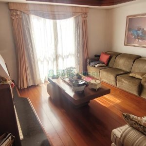 Casa com 672m², 4 dormitórios, 5 vagas, no bairro Bela Vista em Caxias do Sul para Comprar
