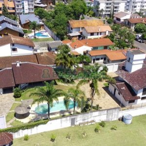 Casa com 672m², 4 dormitórios, 5 vagas, no bairro Bela Vista em Caxias do Sul para Comprar
