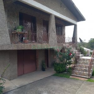 Casa com 168m², 5 dormitórios, 2 vagas, no bairro Pedras Brancas em São Marcos para Comprar