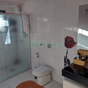 Casa, 5 dormitórios, 4 vagas, no bairro Cruzeiro em Caxias do Sul para Comprar