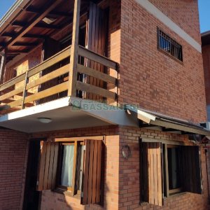 Casa, 5 dormitórios, 4 vagas, no bairro Cruzeiro em Caxias do Sul para Comprar