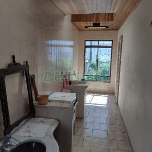 Casa com 196m², 4 dormitórios, 2 vagas, no bairro Panazzolo em Caxias do Sul para Comprar