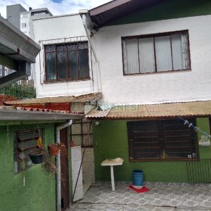 Casa com 196m², 4 dormitórios, 2 vagas, no bairro Panazzolo em Caxias do Sul para Comprar