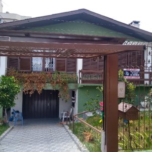 Casa com 196m², 4 dormitórios, 2 vagas, no bairro Panazzolo em Caxias do Sul para Comprar