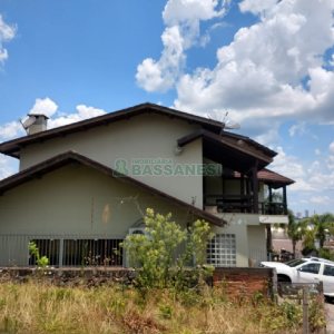 Casa com 495m², 3 dormitórios, 2 vagas, no bairro Santa Catarina em Caxias do Sul para Comprar