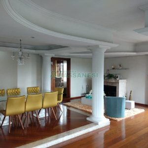 Casa com 495m², 3 dormitórios, 2 vagas, no bairro Santa Catarina em Caxias do Sul para Comprar