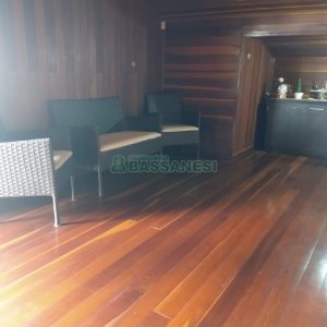 Casa com 495m², 3 dormitórios, 2 vagas, no bairro Santa Catarina em Caxias do Sul para Comprar