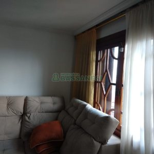 Casa com 495m², 3 dormitórios, 2 vagas, no bairro Santa Catarina em Caxias do Sul para Comprar