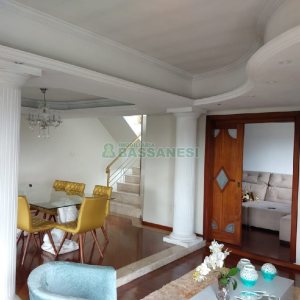 Casa com 495m², 3 dormitórios, 2 vagas, no bairro Santa Catarina em Caxias do Sul para Comprar