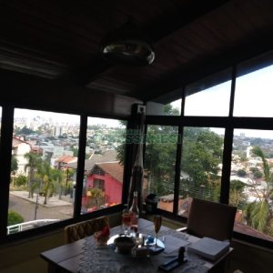 Casa com 495m², 3 dormitórios, 2 vagas, no bairro Santa Catarina em Caxias do Sul para Comprar