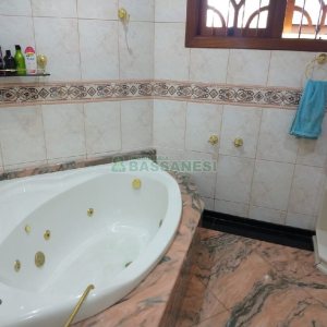 Casa com 495m², 3 dormitórios, 2 vagas, no bairro Santa Catarina em Caxias do Sul para Comprar