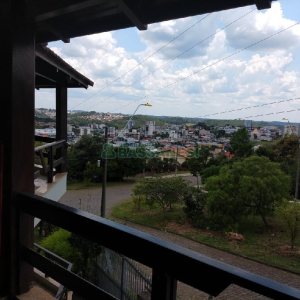 Casa com 495m², 3 dormitórios, 2 vagas, no bairro Santa Catarina em Caxias do Sul para Comprar