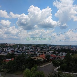 Casa com 495m², 3 dormitórios, 2 vagas, no bairro Santa Catarina em Caxias do Sul para Comprar