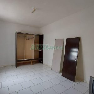 Kitinete com 30m², 1 dormitório, 1 vaga, no bairro Sagrada Família em Caxias do Sul para Alugar