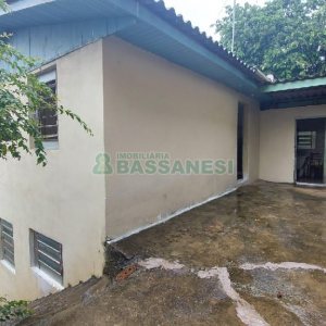 Casa com 40m², 2 dormitórios, 1 vaga, no bairro Universitário em Caxias do Sul para Alugar