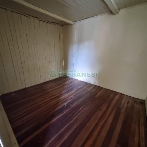 Casa com 40m², 2 dormitórios, 1 vaga, no bairro Universitário em Caxias do Sul para Alugar