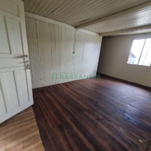 Casa com 40m², 2 dormitórios, 1 vaga, no bairro Universitário em Caxias do Sul para Alugar