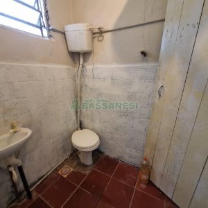 Casa com 40m², 2 dormitórios, 1 vaga, no bairro Universitário em Caxias do Sul para Alugar