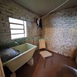 Casa com 40m², 2 dormitórios, 1 vaga, no bairro Universitário em Caxias do Sul para Alugar