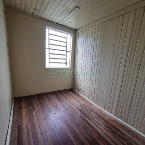 Casa com 40m², 2 dormitórios, 1 vaga, no bairro Universitário em Caxias do Sul para Alugar