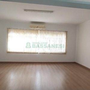 Casa Comercial com 470m², 4 dormitórios, 1 vaga, no bairro Centro em Caxias do Sul para Comprar