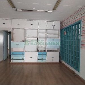 Casa Comercial com 470m², 4 dormitórios, 1 vaga, no bairro Centro em Caxias do Sul para Comprar