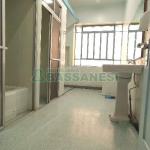 Casa Comercial com 470m², 4 dormitórios, 1 vaga, no bairro Centro em Caxias do Sul para Comprar