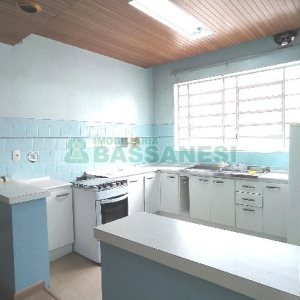 Casa Comercial com 470m², 4 dormitórios, 1 vaga, no bairro Centro em Caxias do Sul para Comprar