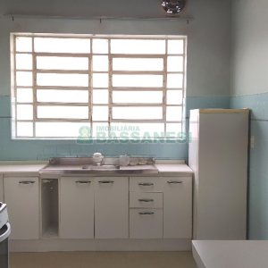 Casa Comercial com 470m², 4 dormitórios, 1 vaga, no bairro Centro em Caxias do Sul para Comprar