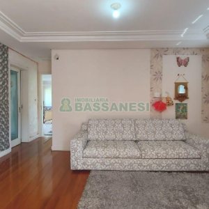 Casa Mobiliada com 500m², 5 dormitórios, 4 vagas, no bairro Sant Etiene em Caxias do Sul para Comprar
