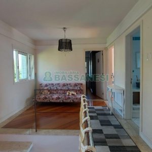 Casa Mobiliada com 500m², 5 dormitórios, 4 vagas, no bairro Sant Etiene em Caxias do Sul para Comprar