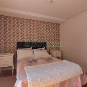 Casa Mobiliada com 500m², 5 dormitórios, 4 vagas, no bairro Sant Etiene em Caxias do Sul para Comprar