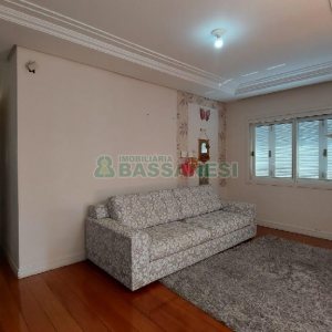Casa Mobiliada com 500m², 5 dormitórios, 4 vagas, no bairro Sant Etiene em Caxias do Sul para Comprar