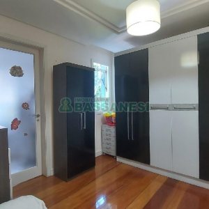 Casa Mobiliada com 500m², 5 dormitórios, 4 vagas, no bairro Sant Etiene em Caxias do Sul para Comprar