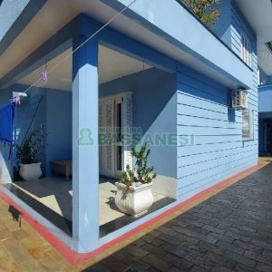 Casa Mobiliada com 500m², 5 dormitórios, 4 vagas, no bairro Sant Etiene em Caxias do Sul para Comprar