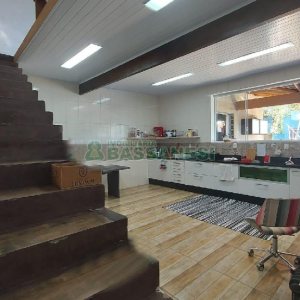 Casa Mobiliada com 500m², 5 dormitórios, 4 vagas, no bairro Sant Etiene em Caxias do Sul para Comprar