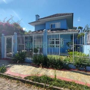 Casa Mobiliada com 500m², 5 dormitórios, 4 vagas, no bairro Sant Etiene em Caxias do Sul para Comprar