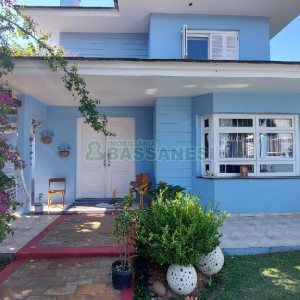 Casa Mobiliada com 500m², 5 dormitórios, 4 vagas, no bairro Sant Etiene em Caxias do Sul para Comprar