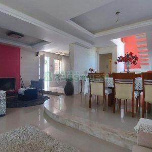 Casa Mobiliada com 500m², 5 dormitórios, 4 vagas, no bairro Sant Etiene em Caxias do Sul para Comprar