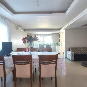 Casa Mobiliada com 500m², 5 dormitórios, 4 vagas, no bairro Sant Etiene em Caxias do Sul para Comprar