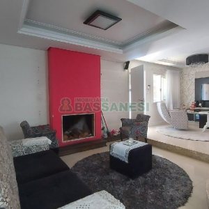 Casa Mobiliada com 500m², 5 dormitórios, 4 vagas, no bairro Sant Etiene em Caxias do Sul para Comprar