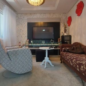 Casa Mobiliada com 500m², 5 dormitórios, 4 vagas, no bairro Sant Etiene em Caxias do Sul para Comprar