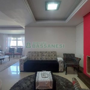 Casa Mobiliada com 500m², 5 dormitórios, 4 vagas, no bairro Sant Etiene em Caxias do Sul para Comprar