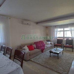 Casa Mobiliada com 500m², 5 dormitórios, 4 vagas, no bairro Sant Etiene em Caxias do Sul para Comprar