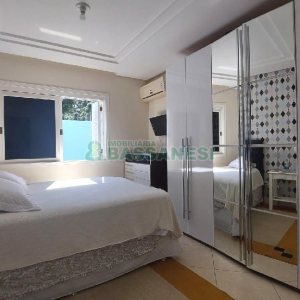 Casa Mobiliada com 500m², 5 dormitórios, 4 vagas, no bairro Sant Etiene em Caxias do Sul para Comprar